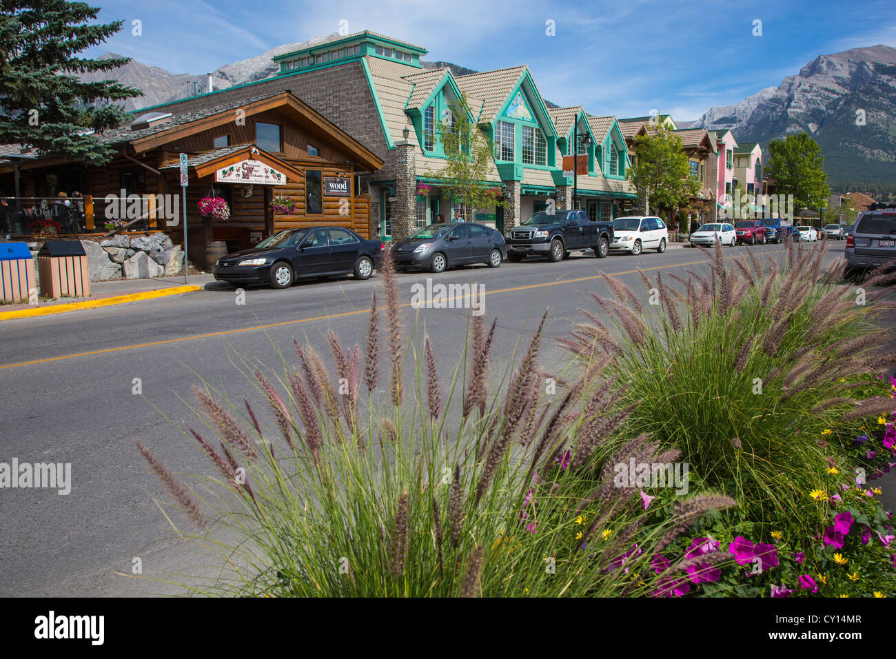 Le centre-ville historique de Canmore dans les Rocheuses canadiennes en Alberta Canada Banque D'Images
