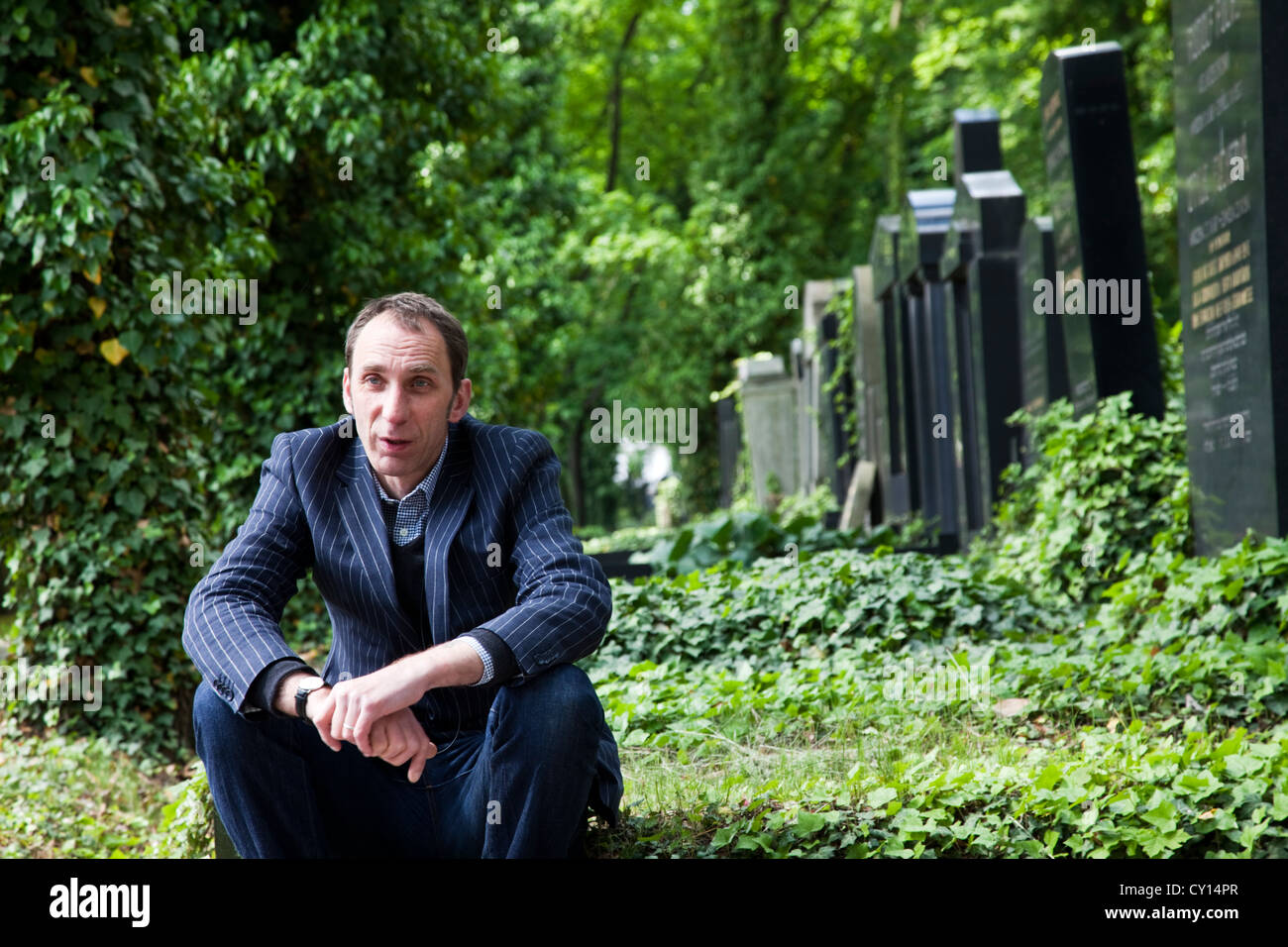 L'écrivain britannique va visiter la tombe de Franz Kafka à Prague, République tchèque, cimetière Olsany Banque D'Images