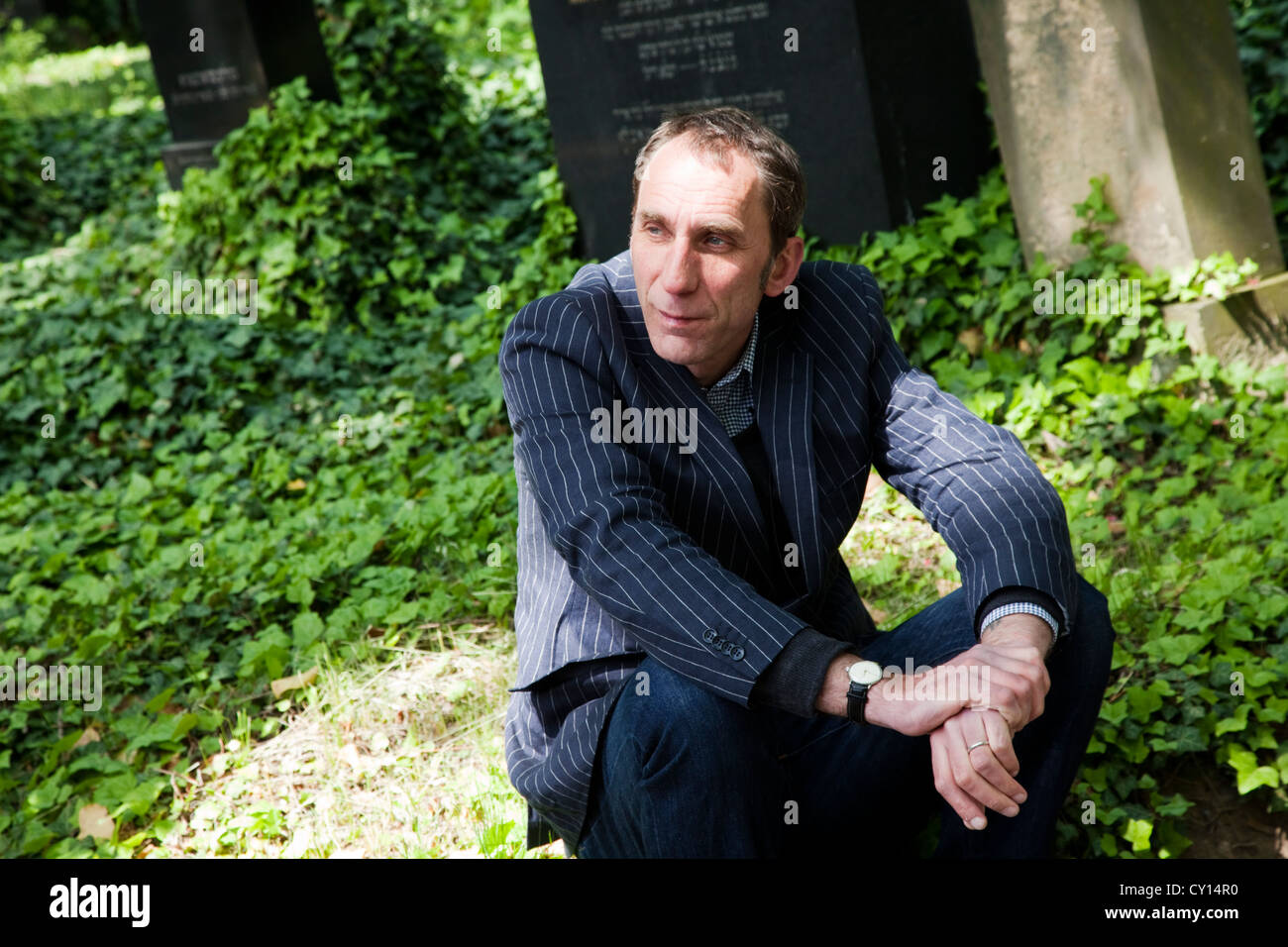 L'écrivain britannique va visiter la tombe de Franz Kafka à Prague, République tchèque, cimetière Olsany Banque D'Images