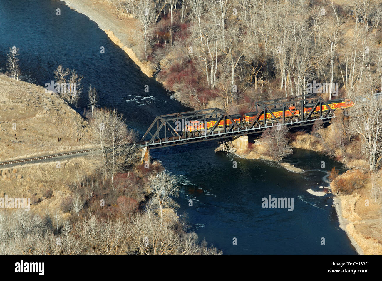 La Burlington Northern Santa Fe train passe sur le pont, la rivière Yakima, Washington, États-Unis d'Ellensburg Banque D'Images