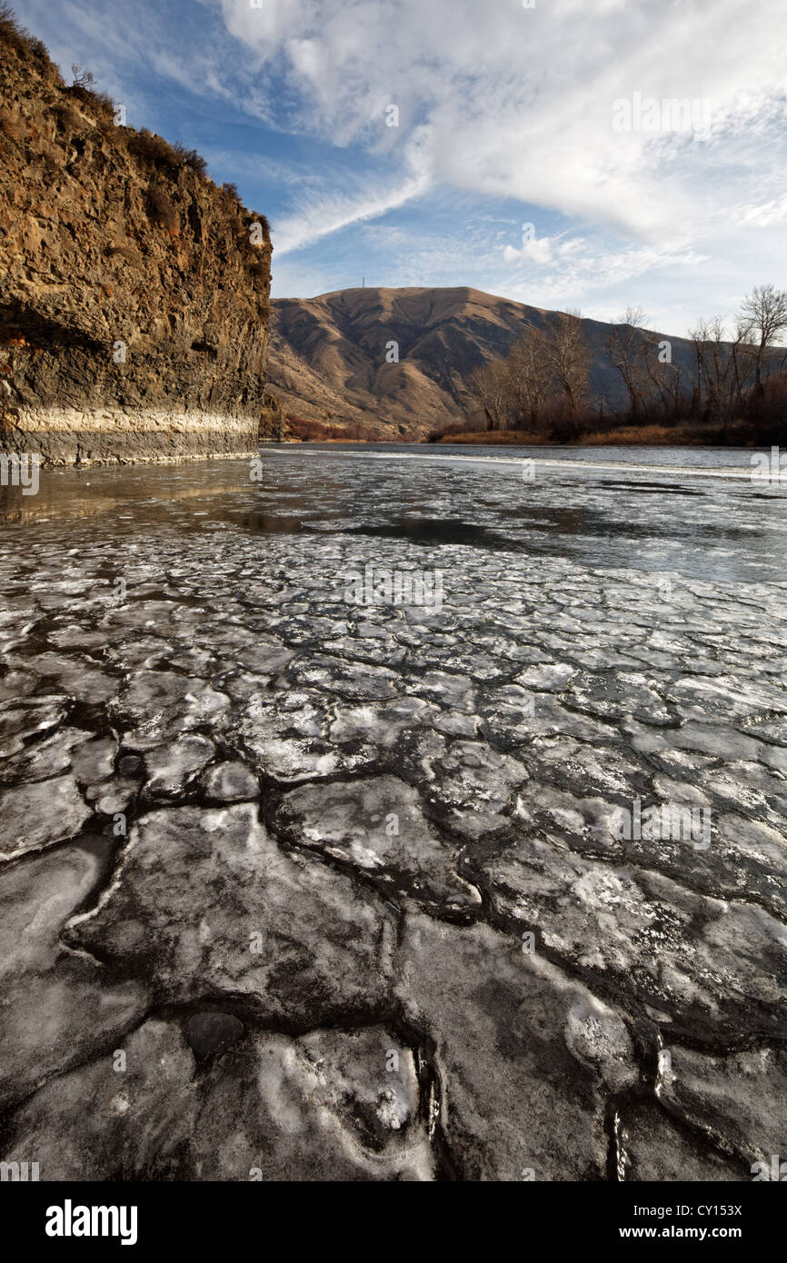 Pancake ice flottant sur la rivière Yakima, Yakima, Washington, USA Banque D'Images