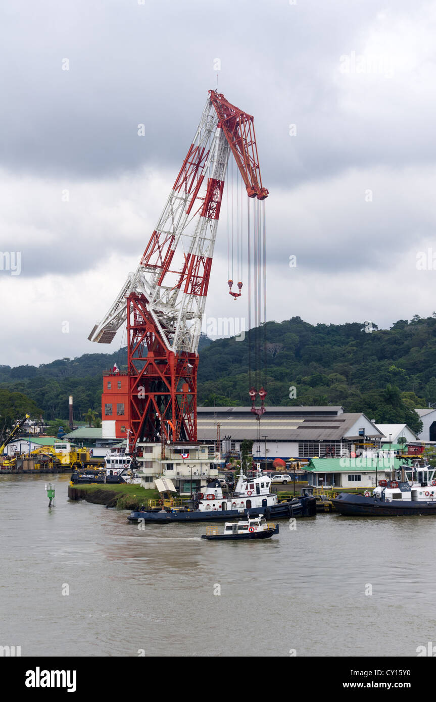 Barge-grue Titan à l'œuvre dans le canal de Panama. Le Titan a été construit en Allemagne en 1941, transporté en Californie et vendu à Panama en 1996. Banque D'Images