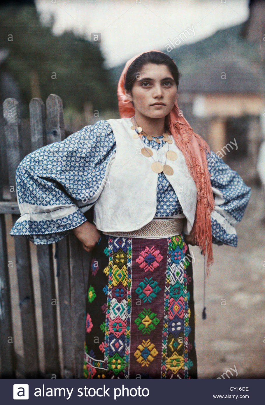 Une gitane pose dans des vêtements traditionnels et des bijoux Photo Stock  - Alamy