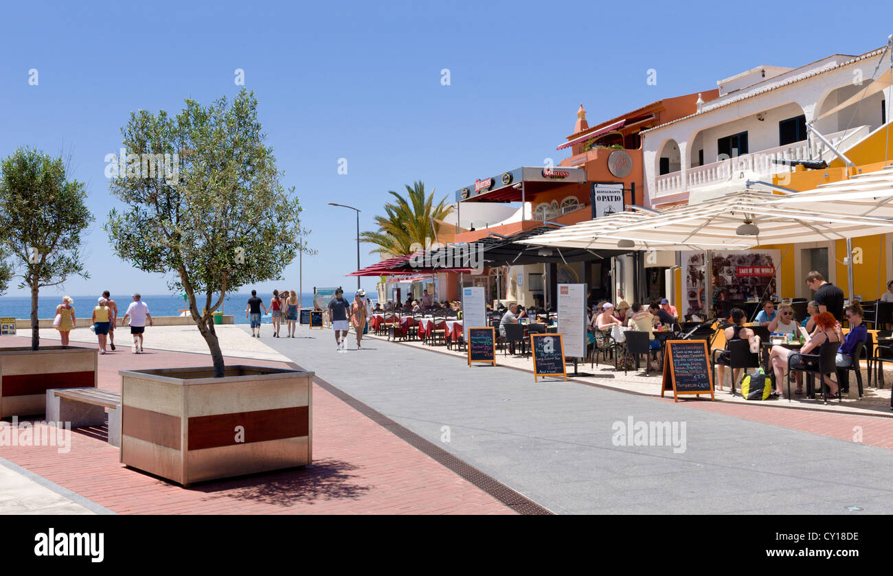 Le Portugal, l'Algarve, Praia do Carvoeiro, place centrale et des restaurants Banque D'Images
