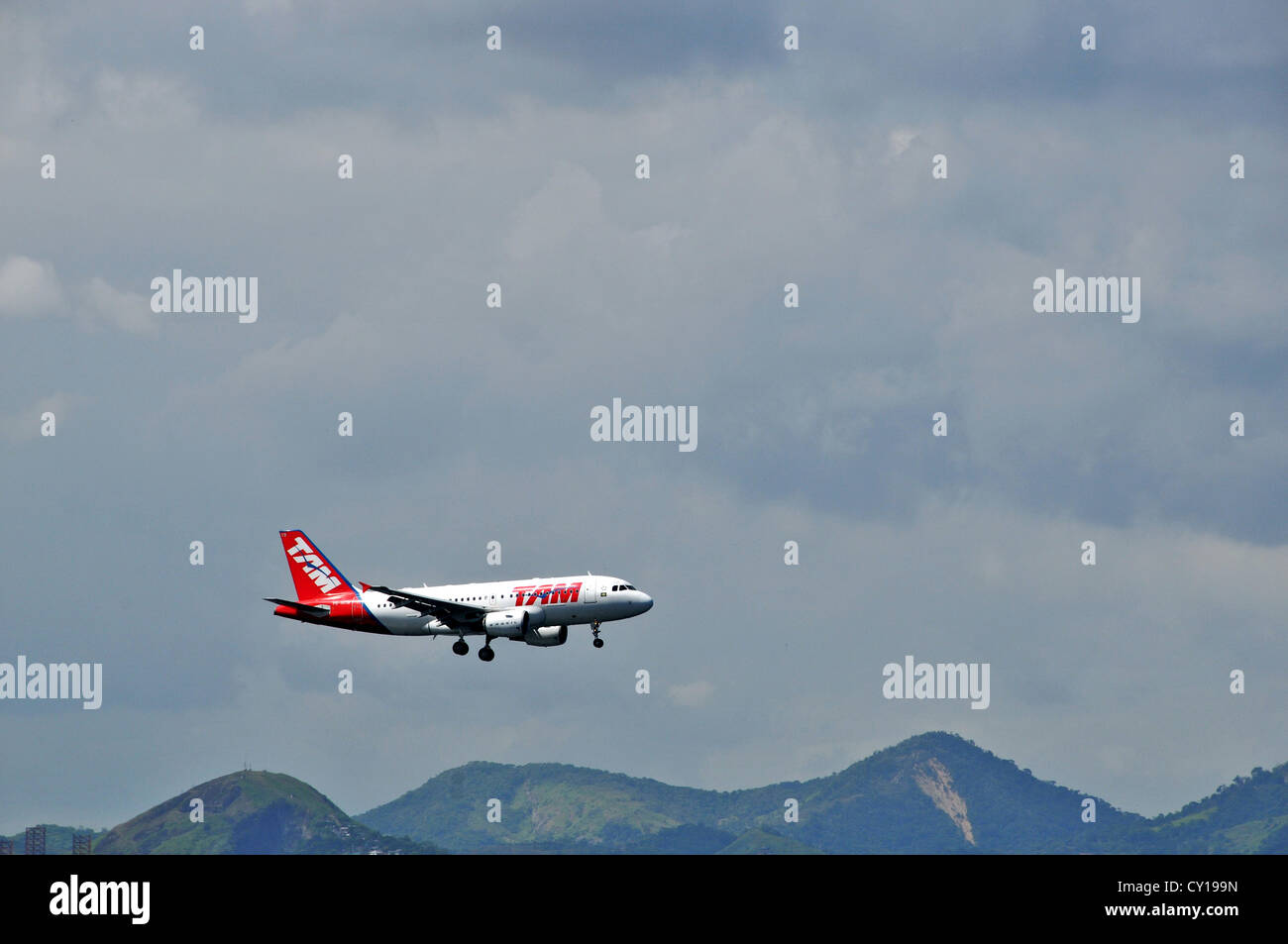 Avion Tam à l'atterrissage à l'aéroport de Santos Dumont de Rio de Janeiro Brésil Amérique du Sud Banque D'Images