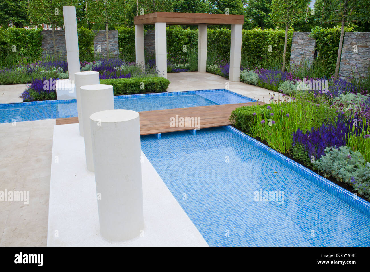 Jardin avec piscine au design contemporain. Banque D'Images
