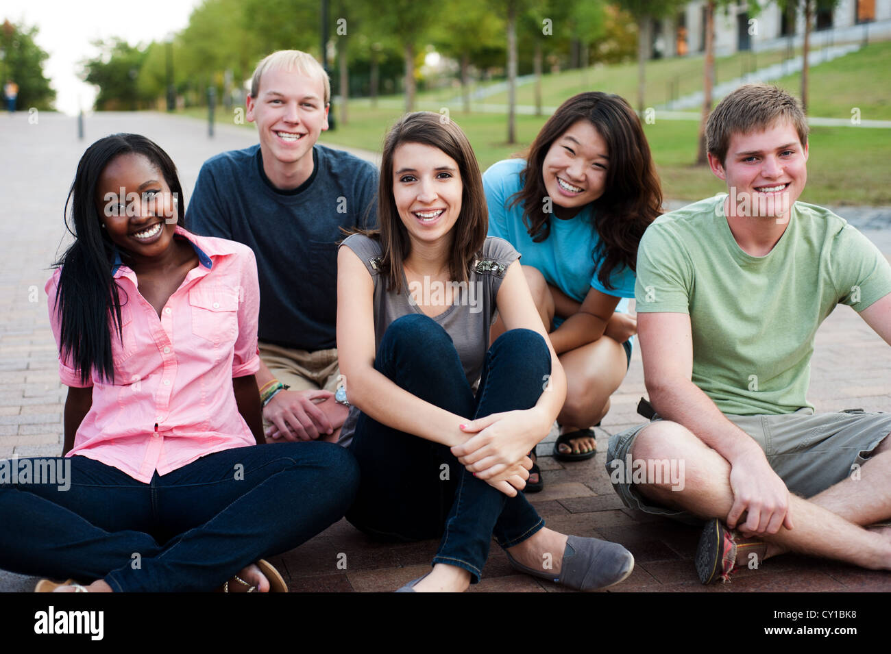 Groupe d'amis à l'extérieur smiling together Banque D'Images