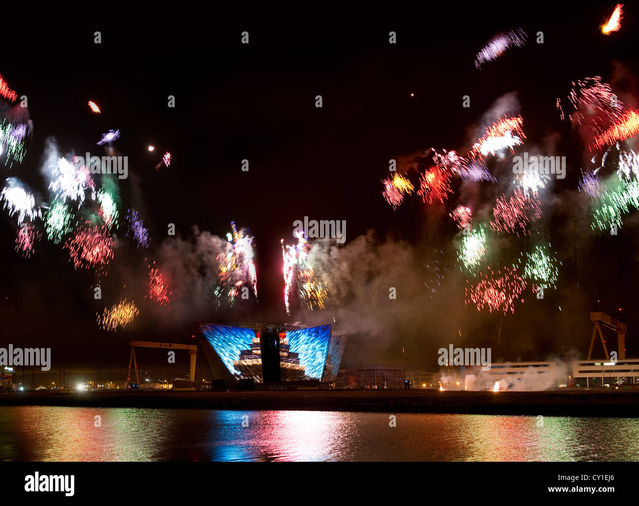 D'artifice à Titanic Belfast, en Irlande du Nord Banque D'Images