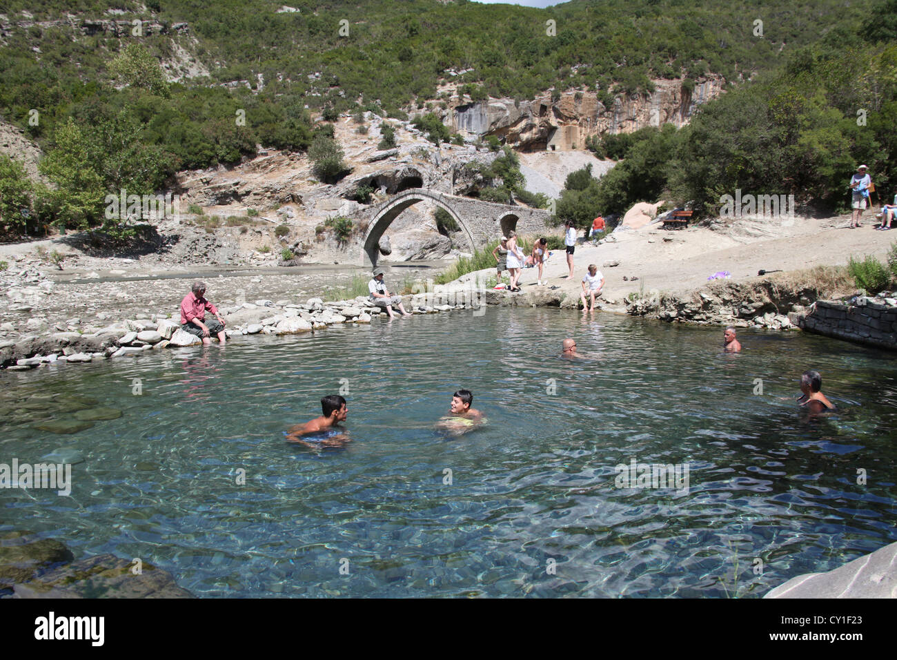 Le Spa thermal et pont ottoman à Benja dans le sud de l'Albanie Banque D'Images