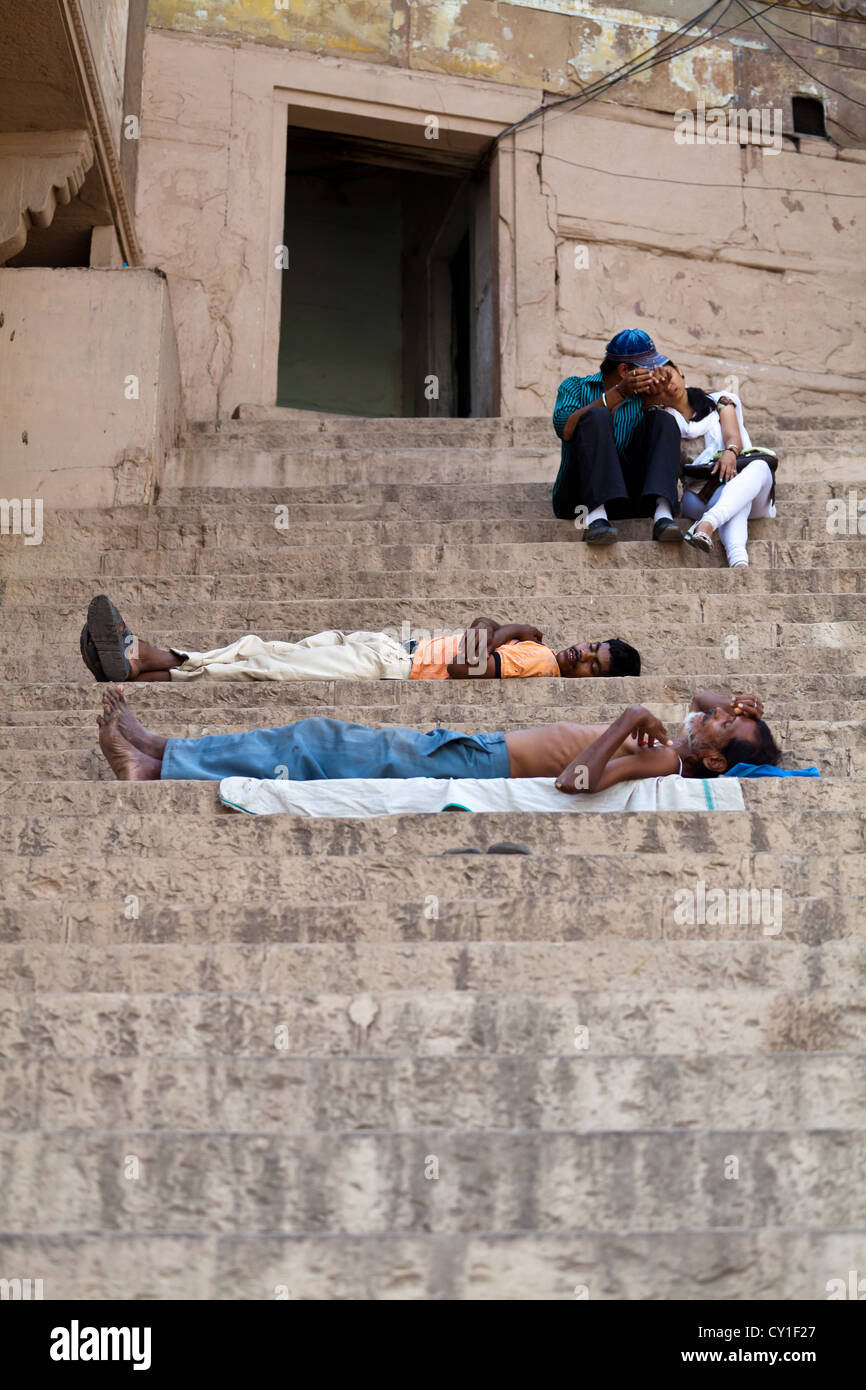 Dormir sur les escaliers à l'Ghats de Varanasi, Inde Banque D'Images