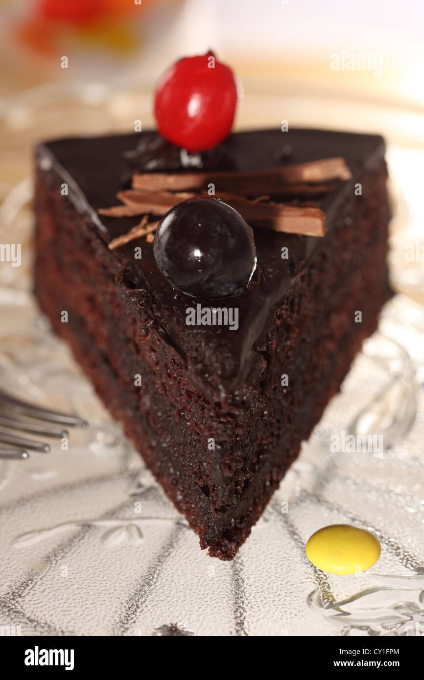 Gateau Foret Noire Est Composee De Plusieurs Couches De Gateau Au Chocolat Avec Creme Fouettee Entre Chaque Couche Et Cerise Sur Le Dessus Photo Stock Alamy