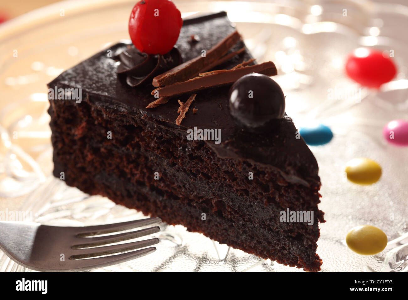 Gateau Foret Noire Est Composee De Plusieurs Couches De Gateau Au Chocolat Avec Creme Fouettee Entre Chaque Couche Et Cerise Sur Le Dessus Photo Stock Alamy