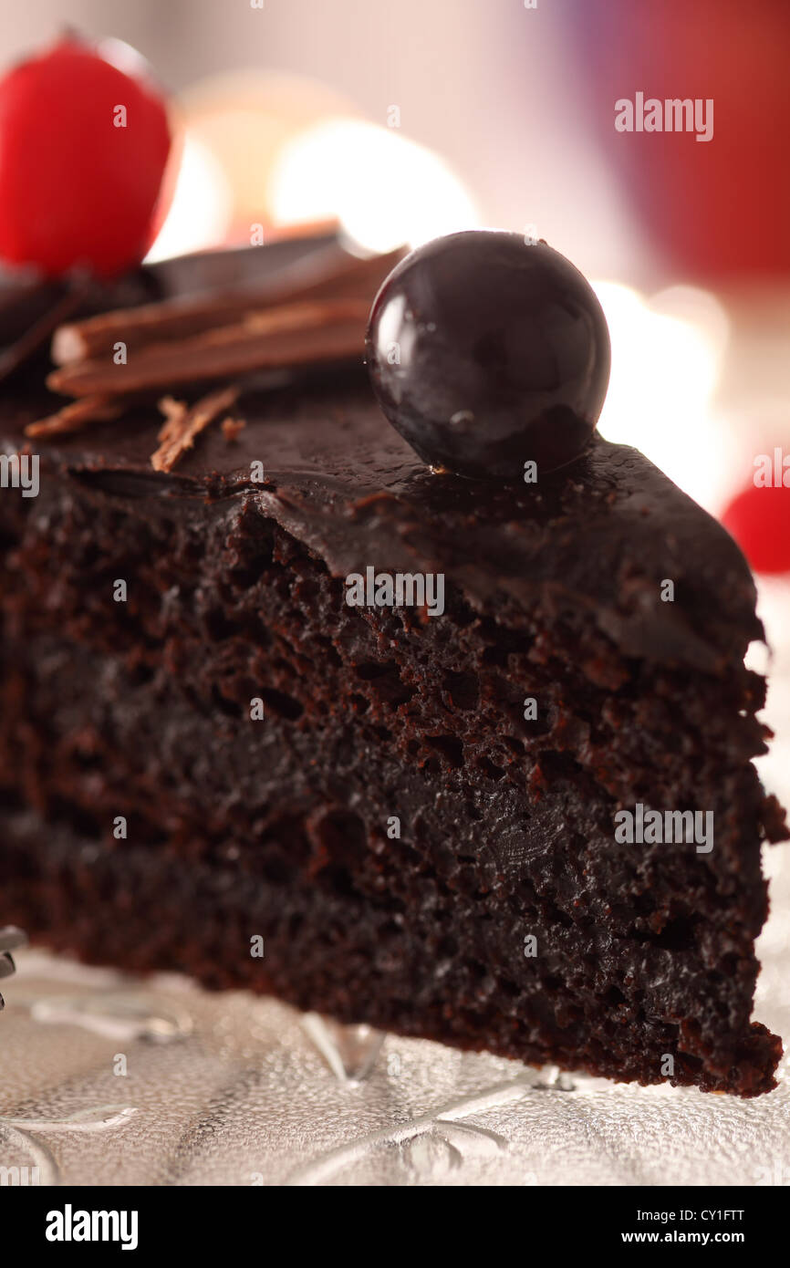 Gateau Foret Noire Est Composee De Plusieurs Couches De Gateau Au Chocolat Avec Creme Fouettee Entre Chaque Couche Et Cerise Sur Le Dessus Photo Stock Alamy
