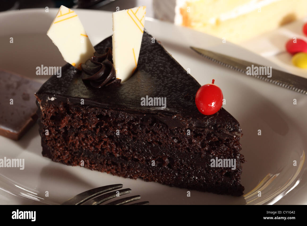 Gâteau Forêt Noire est composée de plusieurs couches de gâteau au chocolat avec crème fouettée entre chaque couche et cerise sur le dessus. Banque D'Images