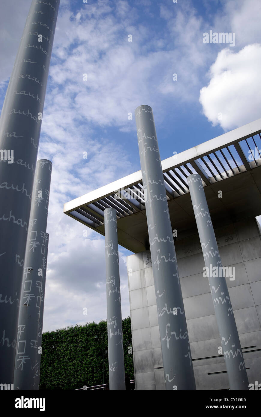 Des colonnes en le mur pour la Paix (mur de la paix), Champs de Mars, Paris, France. Par Clara Halter et Jean-Michel Wilmotte Banque D'Images
