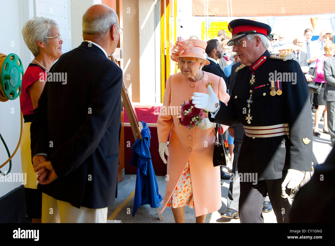 Sa Majesté la reine Elizabeth, 2, II, le deuxième, Jubilé, visite à, Cowes, île de Wight, Angleterre, pour ouvrir nouveau, RNLI côtière, canot de sauvetage, station, Banque D'Images