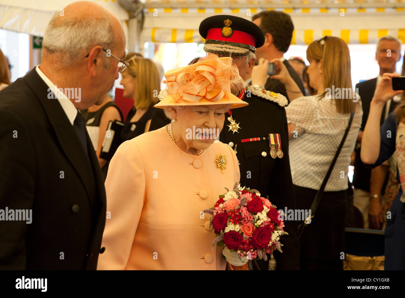 Sa Majesté la reine Elizabeth, 2, II, le deuxième, Jubilé, visite à, Cowes, île de Wight, Angleterre, pour ouvrir nouveau, RNLI côtière, canot de sauvetage, station, Banque D'Images