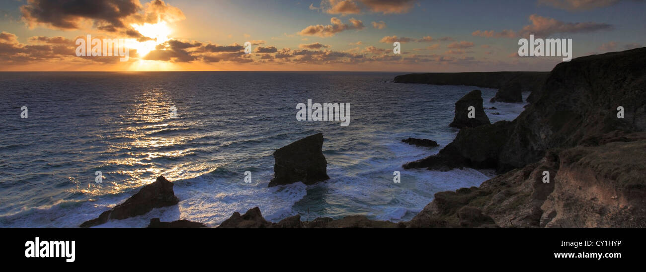 Image panoramique de l'été, le coucher du soleil à Bedruthan Steps sea stacks, Carnewas, de l'île Cornwall County ; Angleterre ; UK Banque D'Images
