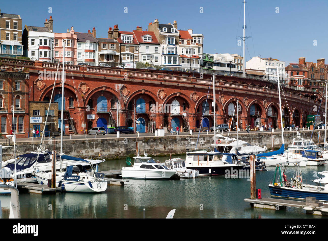 Avis de Ramsgate Yacht marina, regardant vers la ville et le Royal Parade. Banque D'Images