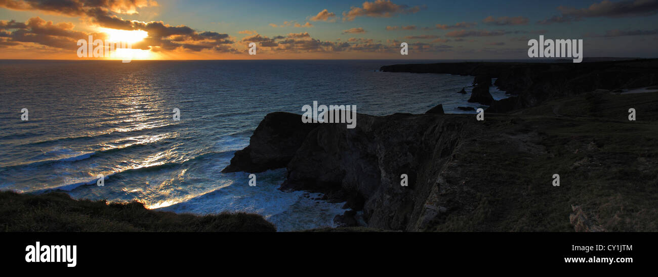 Image panoramique de l'été, le coucher du soleil à Bedruthan Steps sea stacks, Carnewas, de l'île Cornwall County ; Angleterre ; UK Banque D'Images