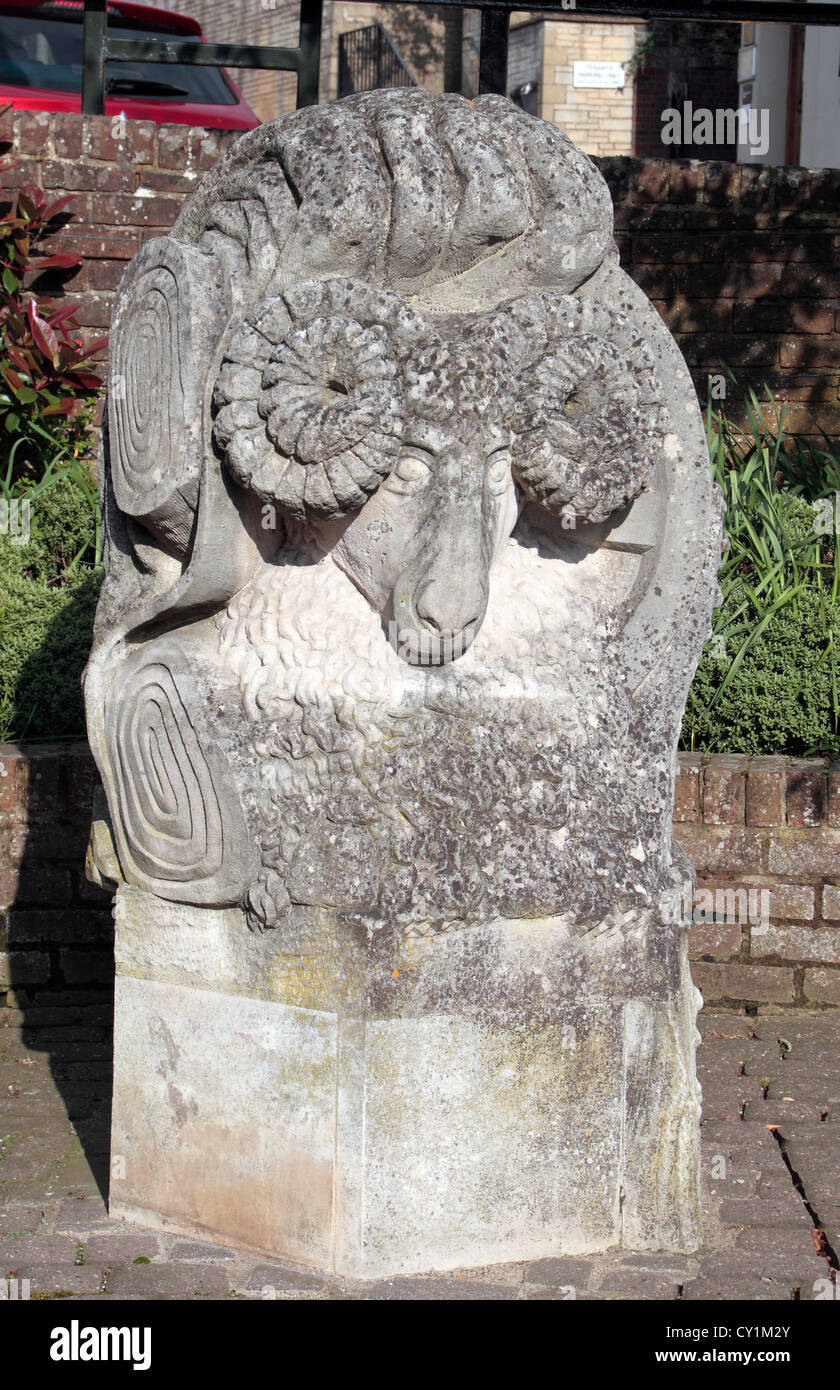 La sculpture sur pierre en forme d'un bélier (le commerce de la laine a été une industrie importante), la croix, Stroud, Gloucestershire, Royaume-Uni. Banque D'Images