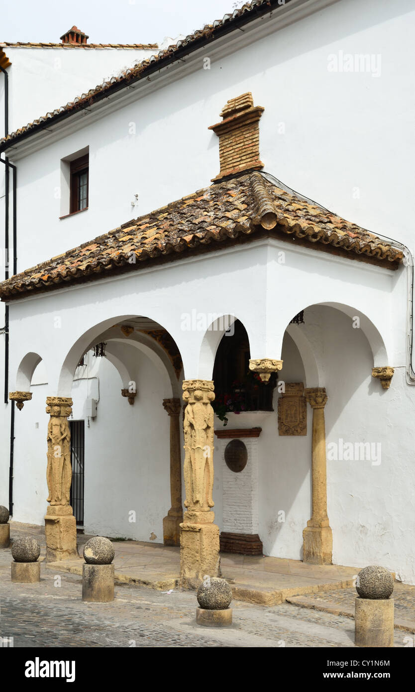 Une ancienne maison en pierre avec un portique Banque D'Images