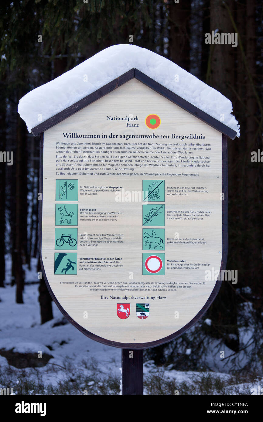 Information Board dans la neige en hiver dans le Parc National de Harz, Allemagne Banque D'Images