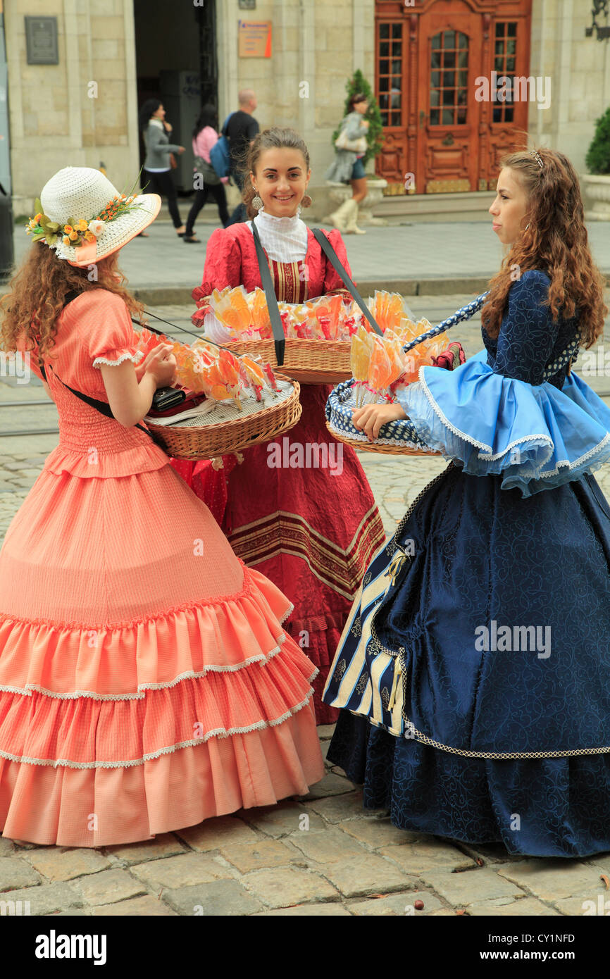 L'Ukraine, Lviv, les jeunes femmes en costume traditionnel, Banque D'Images