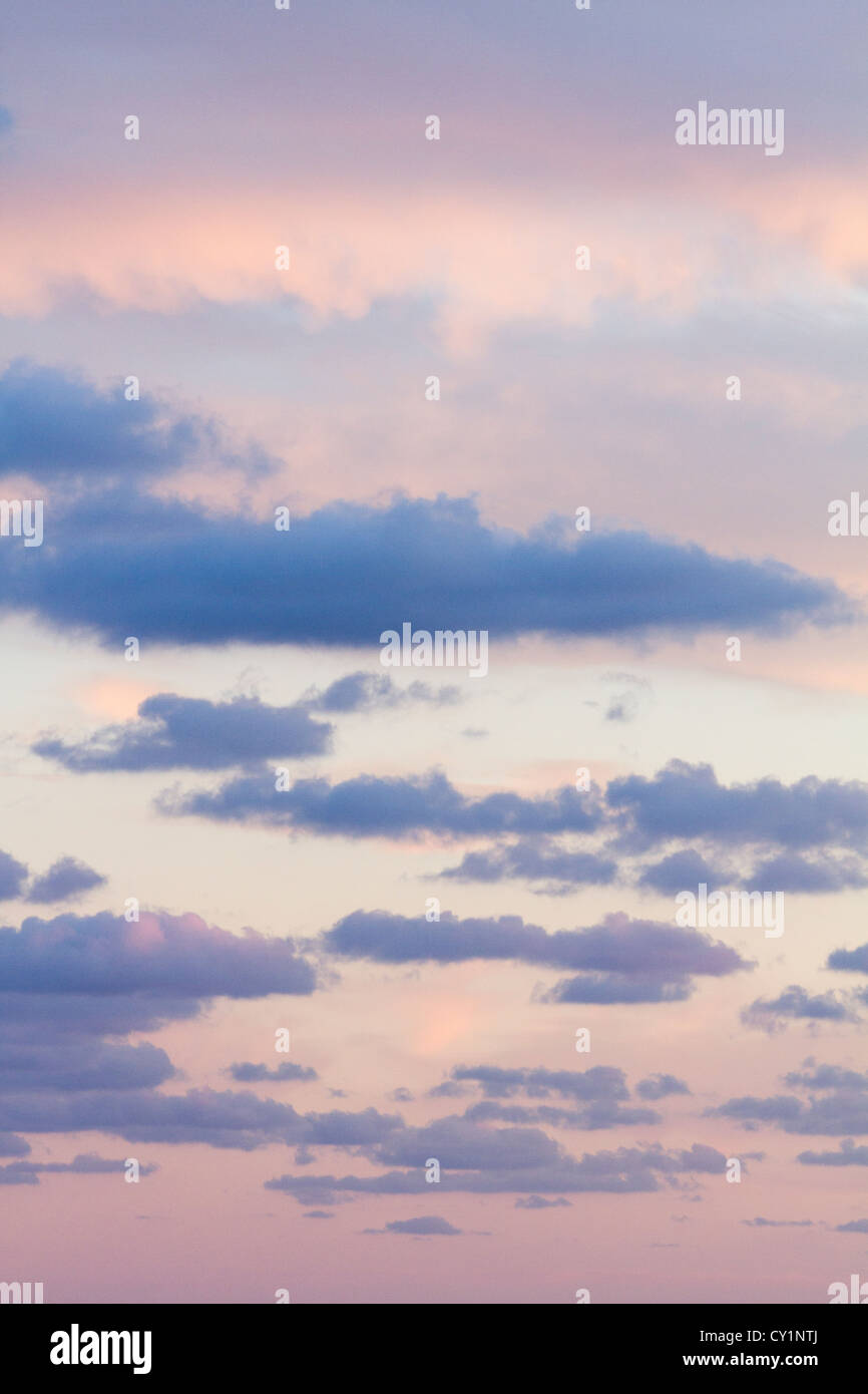 Ciel nuages brouillard lumière rose pastel couleurs ciel crépuscule coucher du soleil Banque D'Images