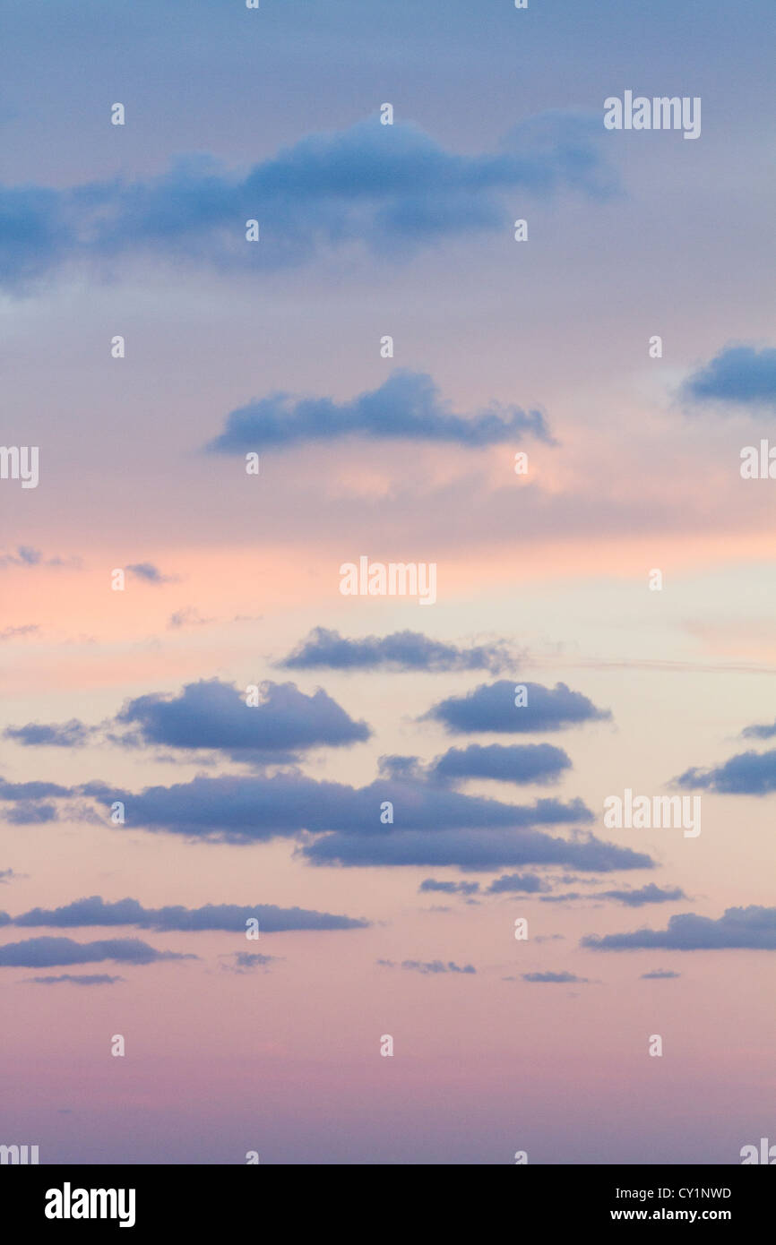 Ciel nuages brouillard lumière rose pastel couleurs ciel crépuscule coucher du soleil Banque D'Images