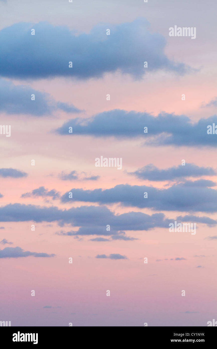 Ciel nuages brouillard lumière rose pastel couleurs ciel crépuscule coucher du soleil Banque D'Images