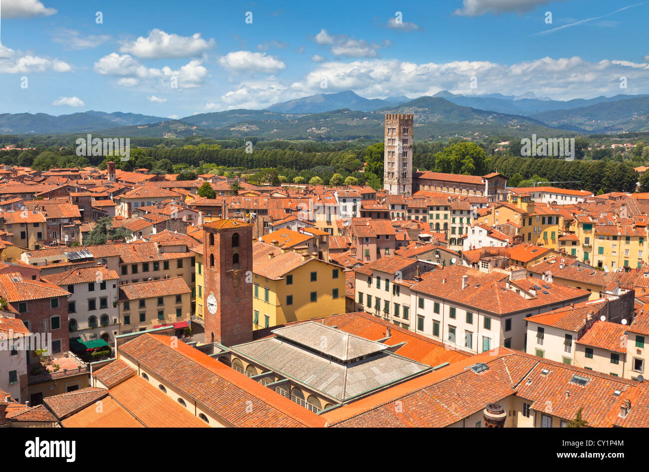 Vue sur ville italienne Lucca avec toits en terre cuite typique Banque D'Images