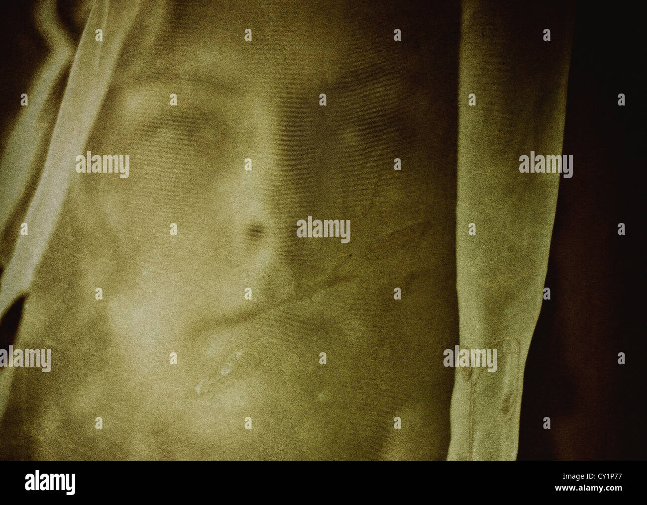 Un portrait of a woman's face, tête, visage couvert par le matériel, à tulle vert avec tristesse Banque D'Images