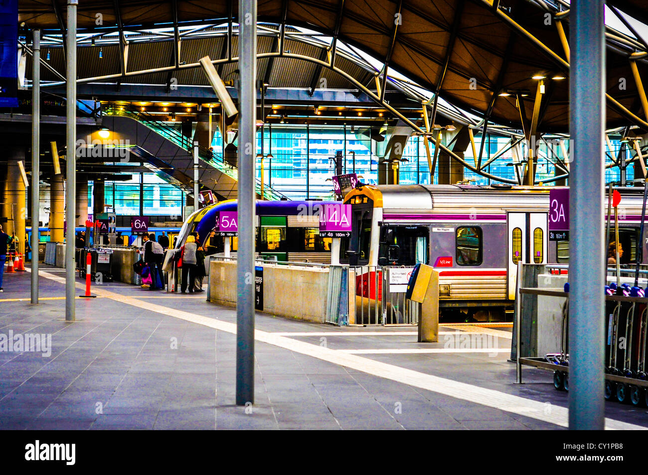 Les voyageurs de la gare de Southern Cross à Melbourne, Australie. Banque D'Images