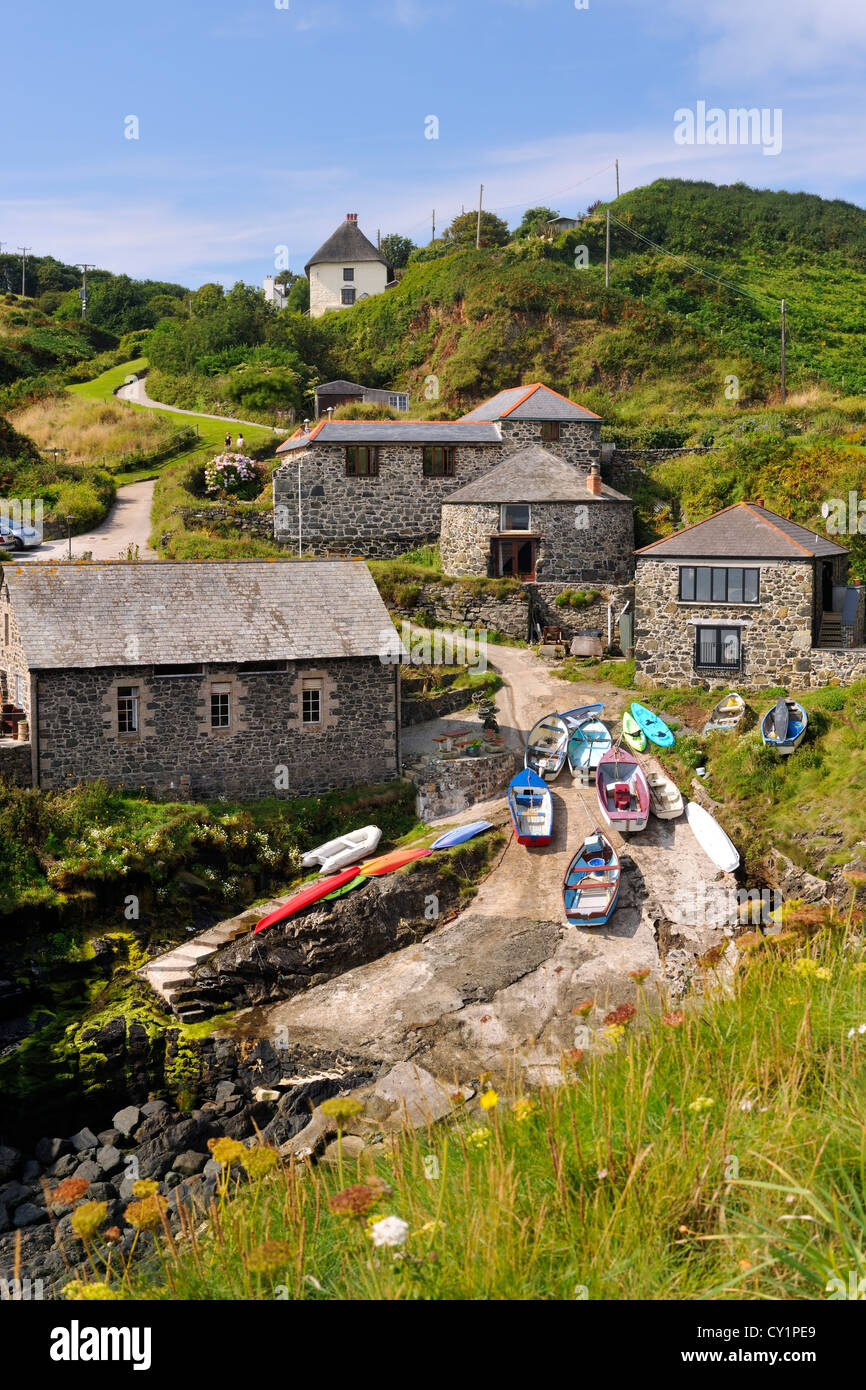 L'ancienne station de sauvetage et à l'église de caves de pilchards Cove, péninsule du Lézard, Cornwall Banque D'Images