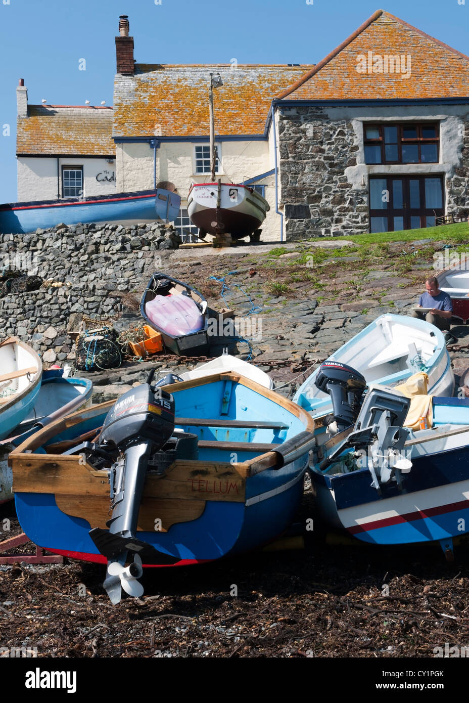 Les bateaux de pêche ci-dessous étrave house, Cadgwith, Péninsule du Lézard, Cornwall Banque D'Images