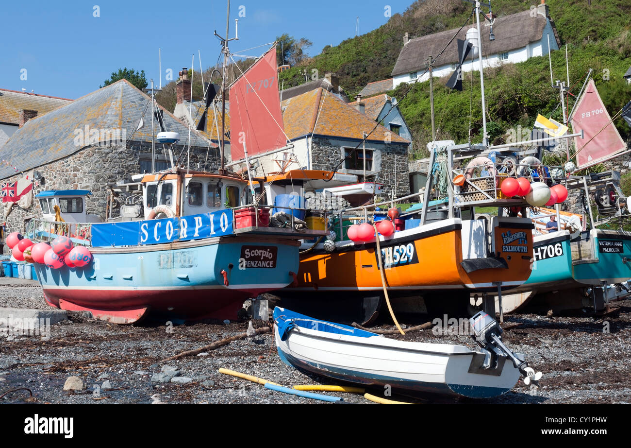 Les bateaux de pêche sous le treuil cabestan historique et maisons à Cadgwith, Péninsule du Lézard, Cornwall Banque D'Images