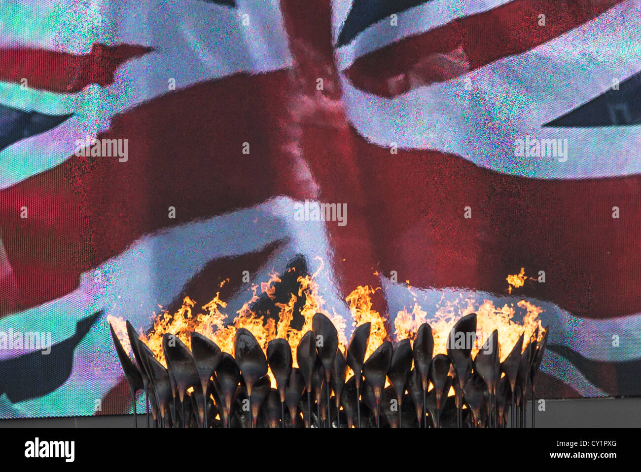 Drapeau britannique montré sur grand écran vidéo avec vue de la flamme lors des Jeux Olympiques d'été, Londres 2012 Banque D'Images