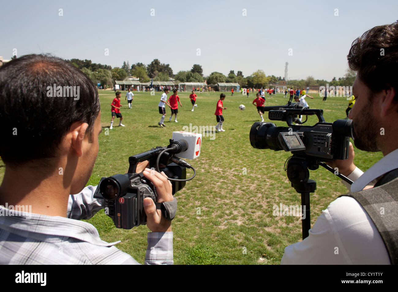 L'équipe de football des enfants afghans TV terrain de football wo Banque D'Images