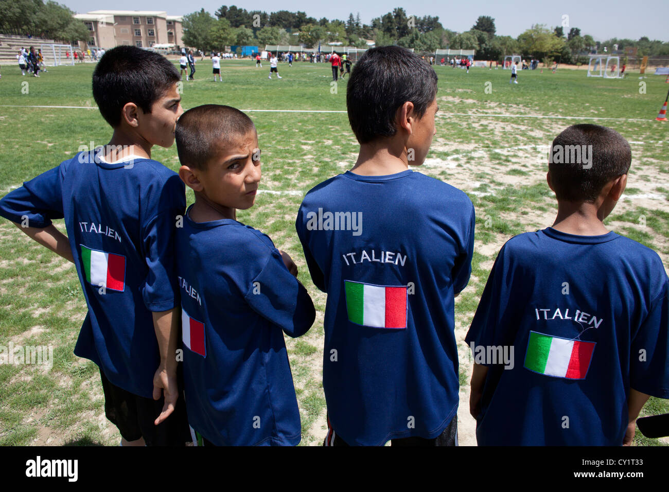 Les enfants jouent au football joueur de tournoi sur le terrain Banque D'Images