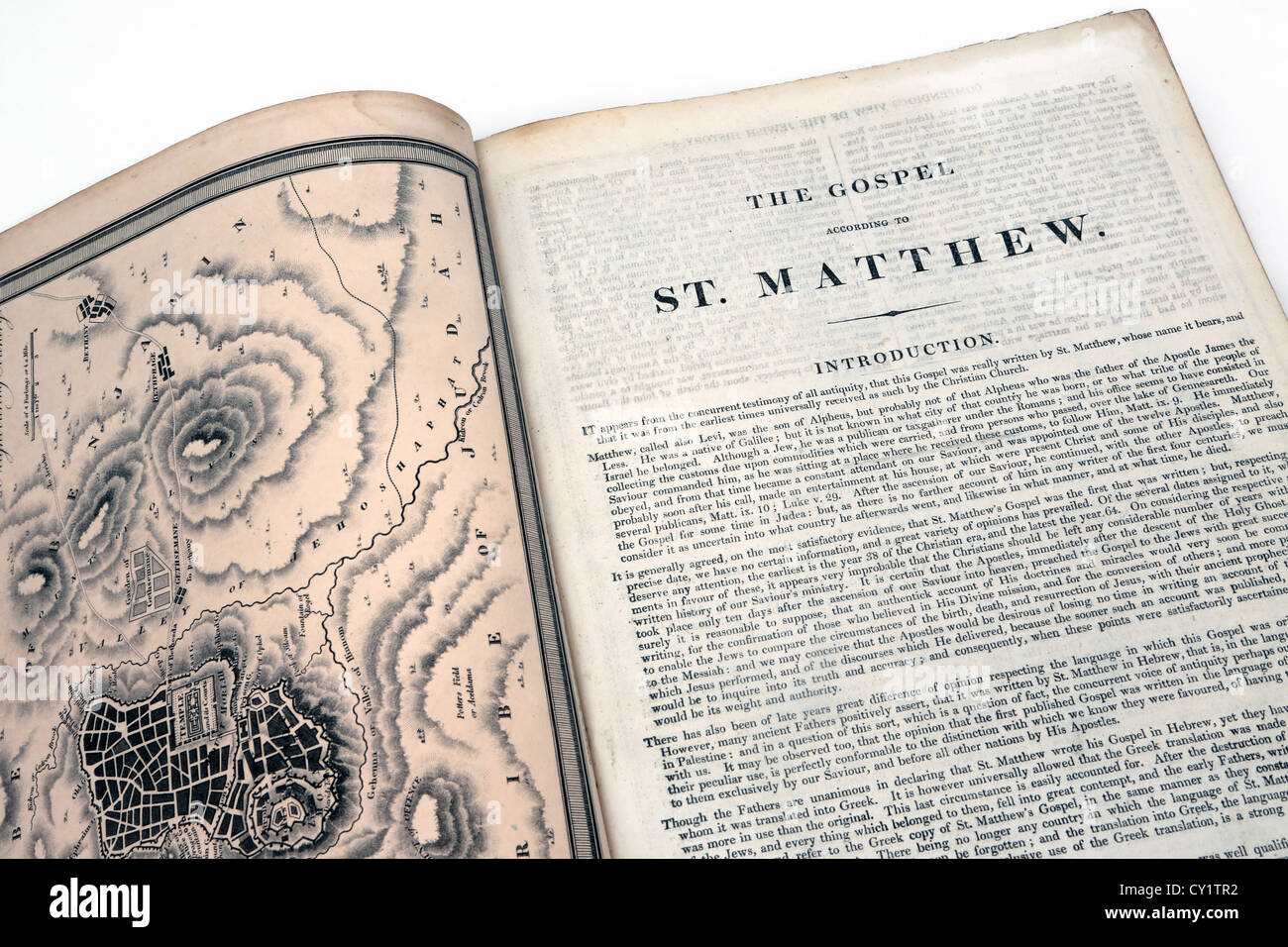 Old Holy Bible ouverte à la page de l'Évangile selon saint Matthieu Banque D'Images