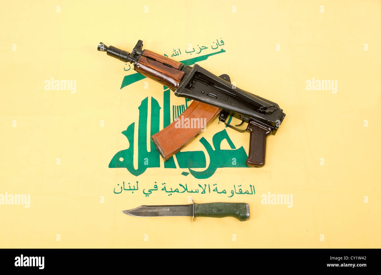 Carabine automatique et d'un drapeau du Hezbollah Banque D'Images