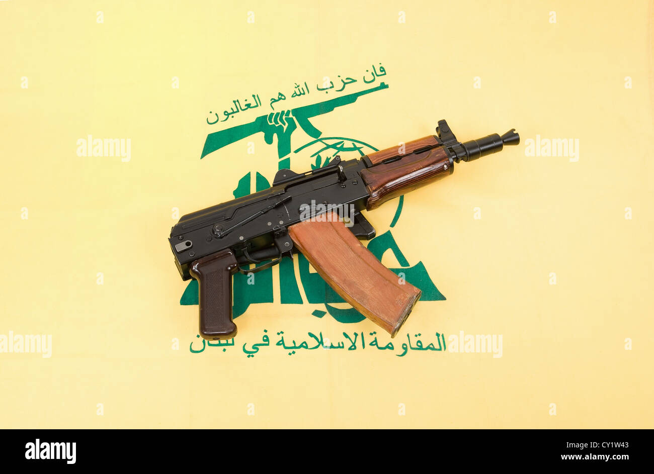Carabine automatique et d'un drapeau du Hezbollah Banque D'Images