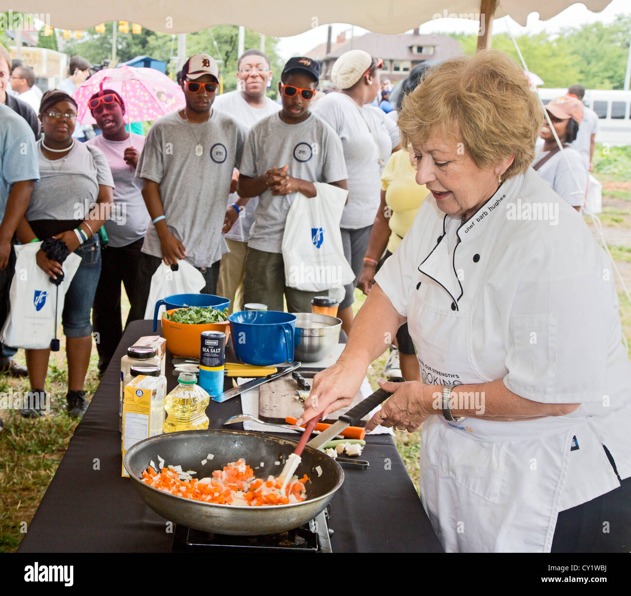 Detroit, Michigan - un chef donne une démonstration de cuisine saine à une ferme urbaine. Banque D'Images