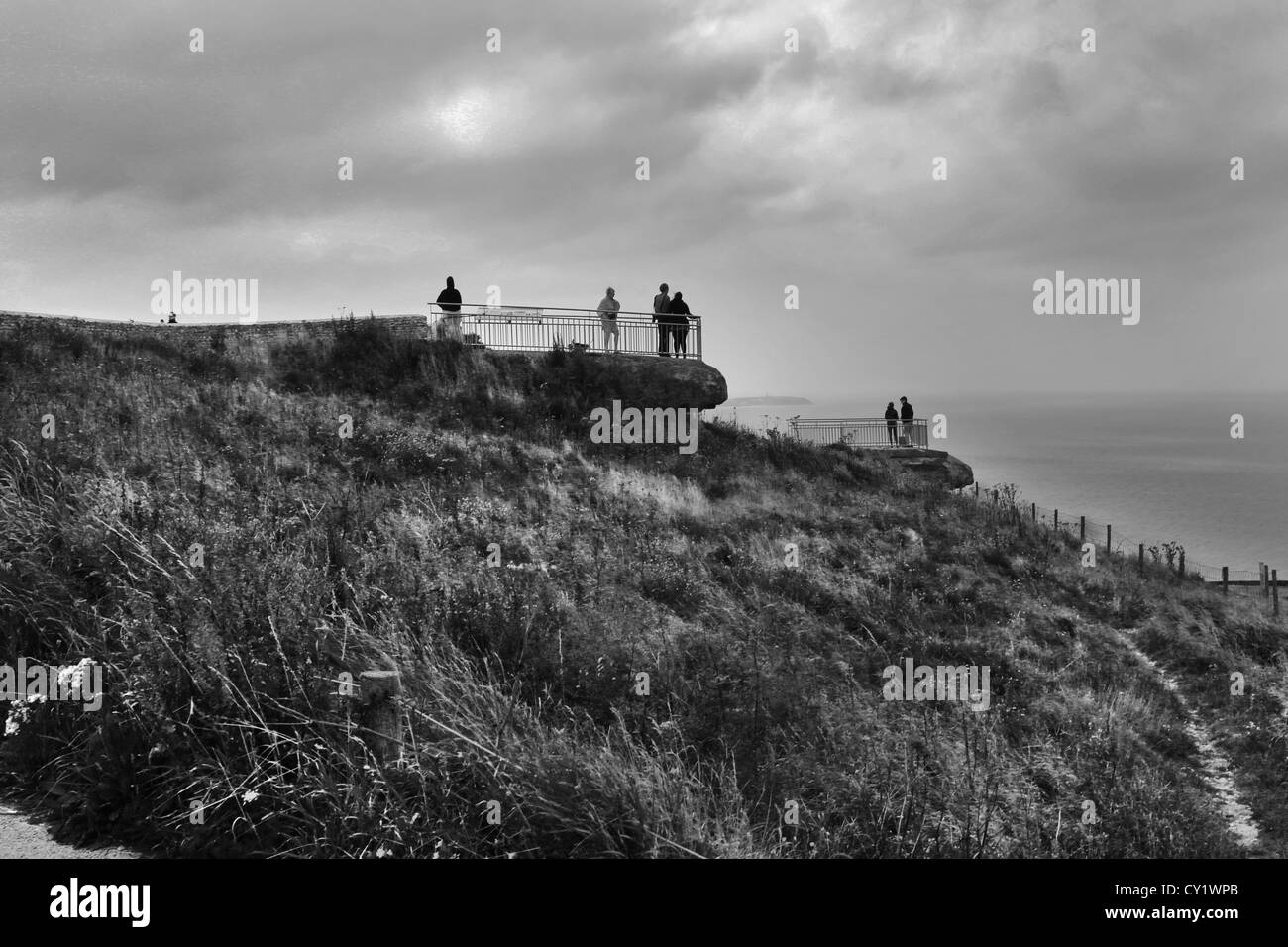 Cap Blanc nez france cote d'opale pas de calais touristes debout face à la mer sur la deuxième guerre mondiale, postes de guet allemand Banque D'Images