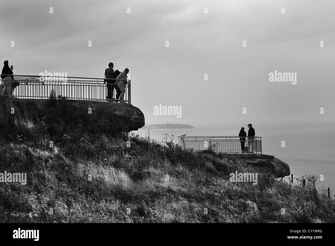 Cap Blanc nez france cote d'opale pas de calais touristes debout face à la mer sur la deuxième guerre mondiale, postes de guet allemand Banque D'Images