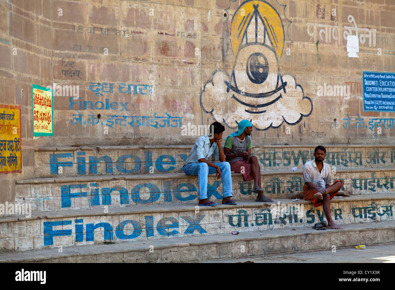 La vie à la rue typique de Ghats sur les rives de la rivière du Gange à Varanasi, Inde Banque D'Images