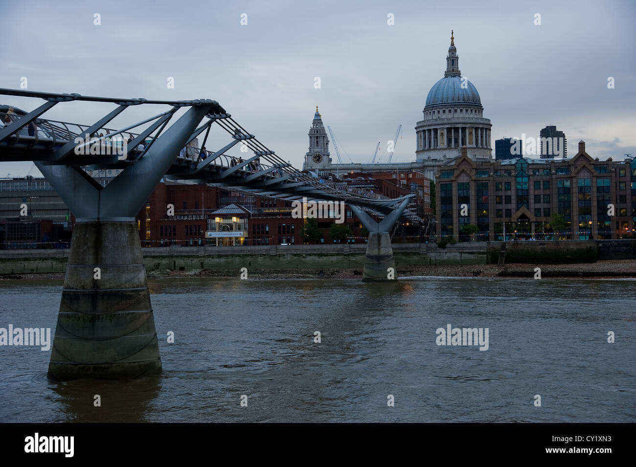 La Cathédrale St Paul et le Millennium Bridge. Banque D'Images