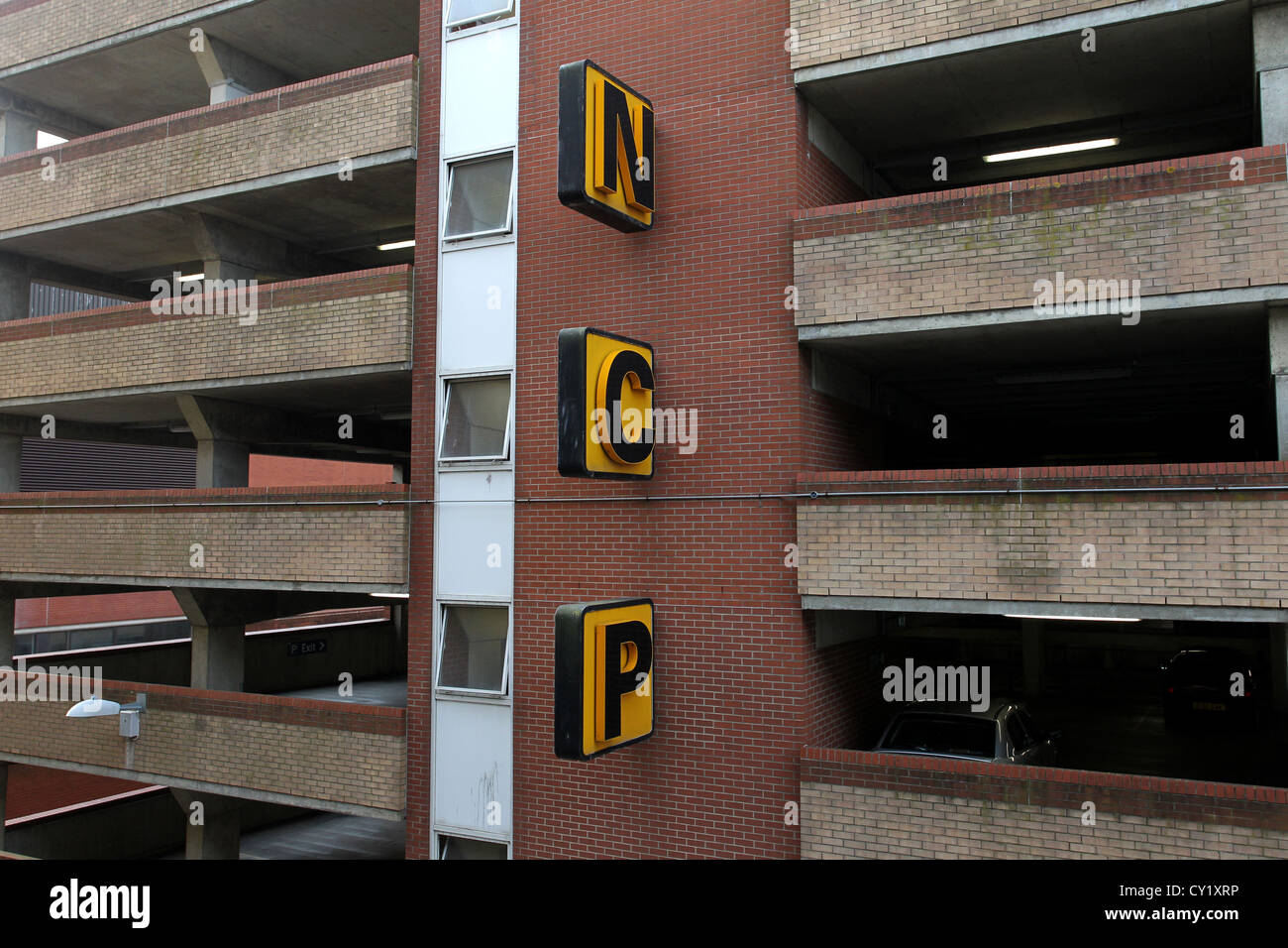 Parking NCP signe sur le côté d'un immeuble à Brighton, East Sussex, UK. Banque D'Images
