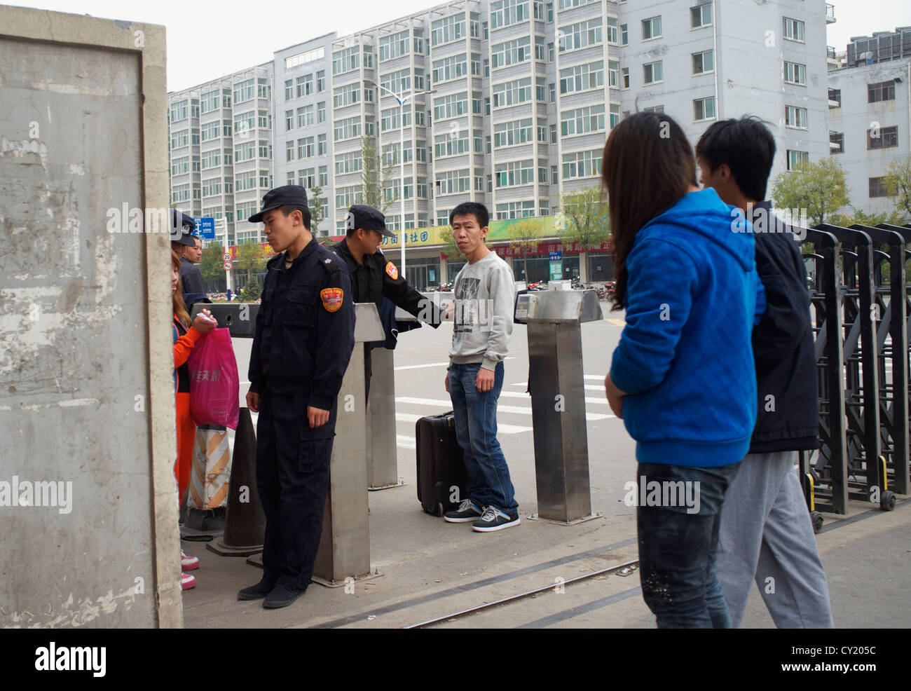 Les gardes de sécurité bloquer un travailleur qui a oublié de porter sa carte d'accès à la porte n°3 de l'usine Foxconn de Taiyuan, Shanxi, en Chine. 2012 Banque D'Images